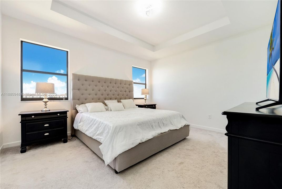 Под контрактом: $435,000 (3 спален, 2 ванн, 1544 Квадратных фут)