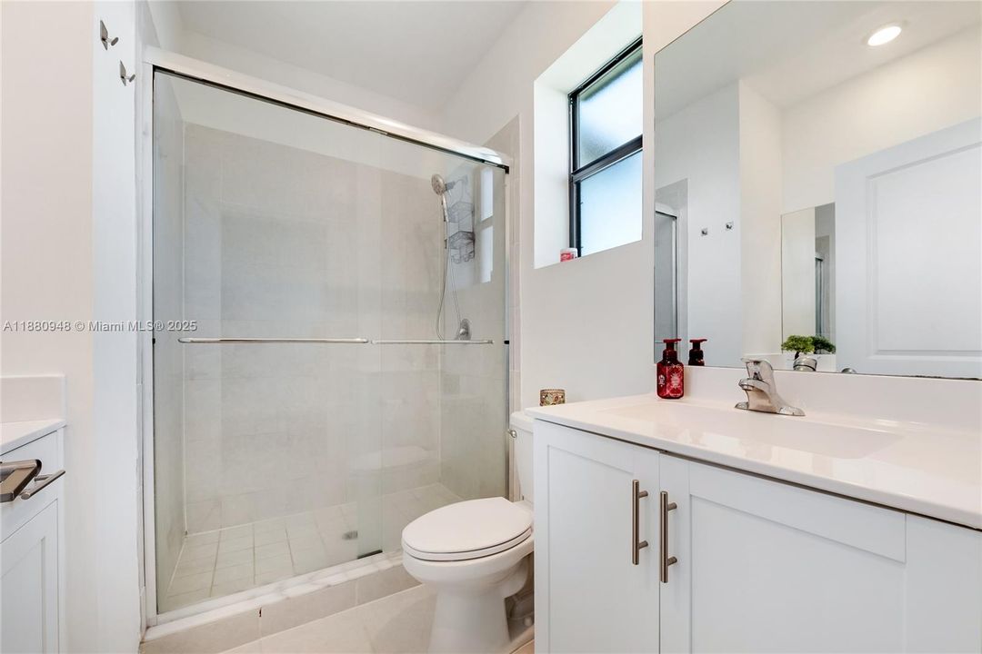 Под контрактом: $435,000 (3 спален, 2 ванн, 1544 Квадратных фут)