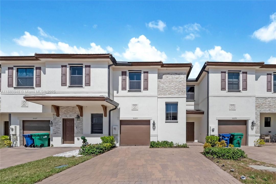 Под контрактом: $435,000 (3 спален, 2 ванн, 1544 Квадратных фут)