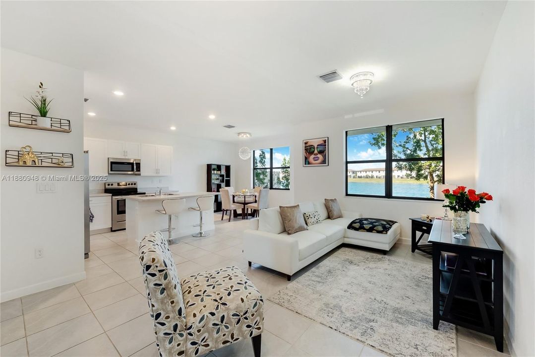 Под контрактом: $435,000 (3 спален, 2 ванн, 1544 Квадратных фут)