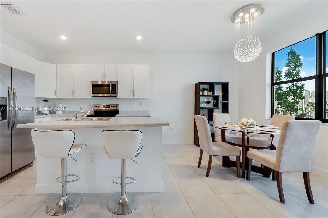 Под контрактом: $435,000 (3 спален, 2 ванн, 1544 Квадратных фут)