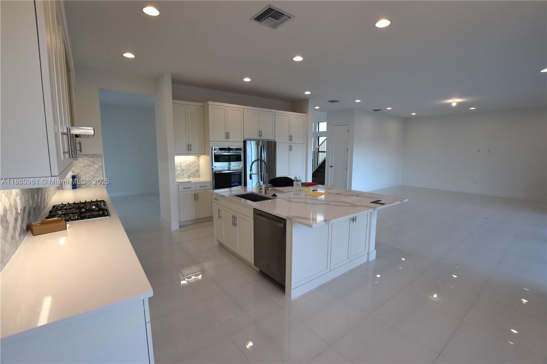 Recently Rented: $13,000 (5 beds, 7 baths, 4527 Square Feet)