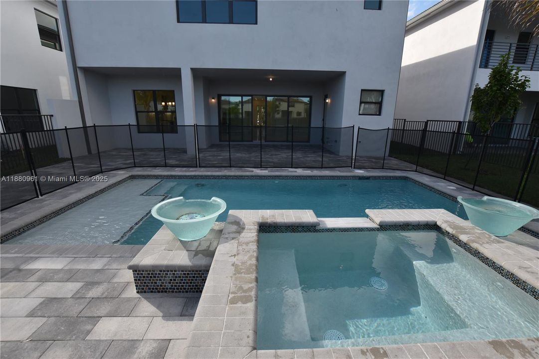 Recently Rented: $13,000 (5 beds, 7 baths, 4527 Square Feet)