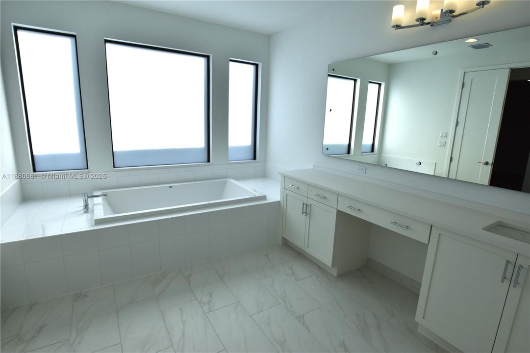 Recently Rented: $13,000 (5 beds, 7 baths, 4527 Square Feet)