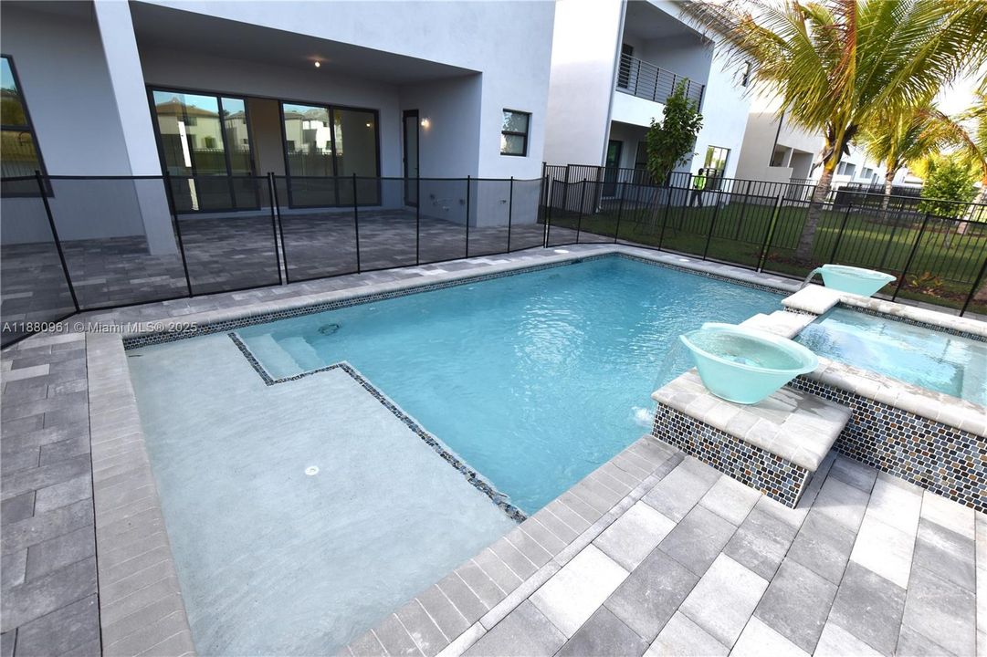 Recently Rented: $13,000 (5 beds, 7 baths, 4527 Square Feet)