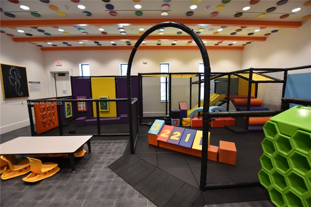 Recently Rented: $13,000 (5 beds, 7 baths, 4527 Square Feet)