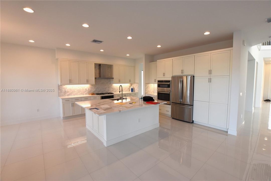 Recently Rented: $13,000 (5 beds, 7 baths, 4527 Square Feet)