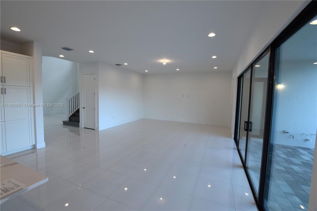 Recently Rented: $13,000 (5 beds, 7 baths, 4527 Square Feet)