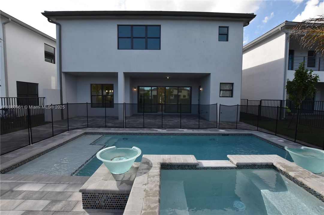 Recently Rented: $13,000 (5 beds, 7 baths, 4527 Square Feet)