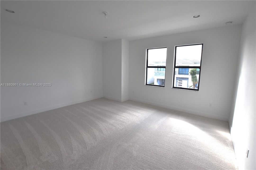 Recently Rented: $13,000 (5 beds, 7 baths, 4527 Square Feet)