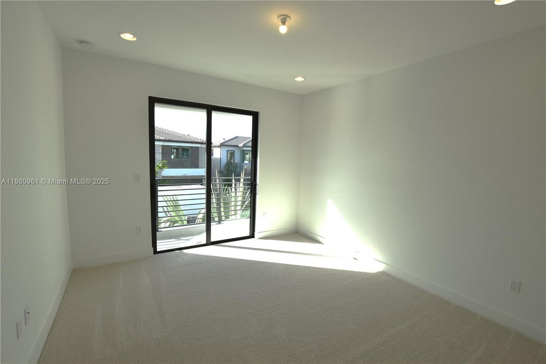 Recently Rented: $13,000 (5 beds, 7 baths, 4527 Square Feet)