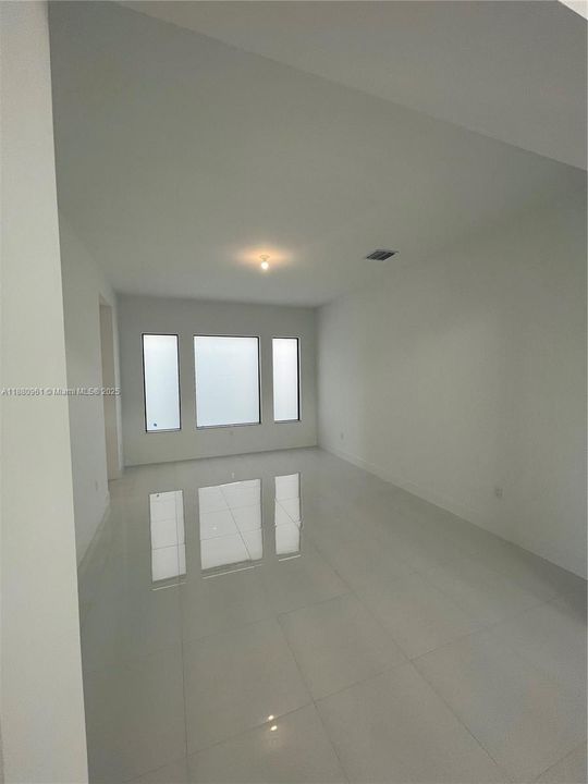 Recently Rented: $13,000 (5 beds, 7 baths, 4527 Square Feet)