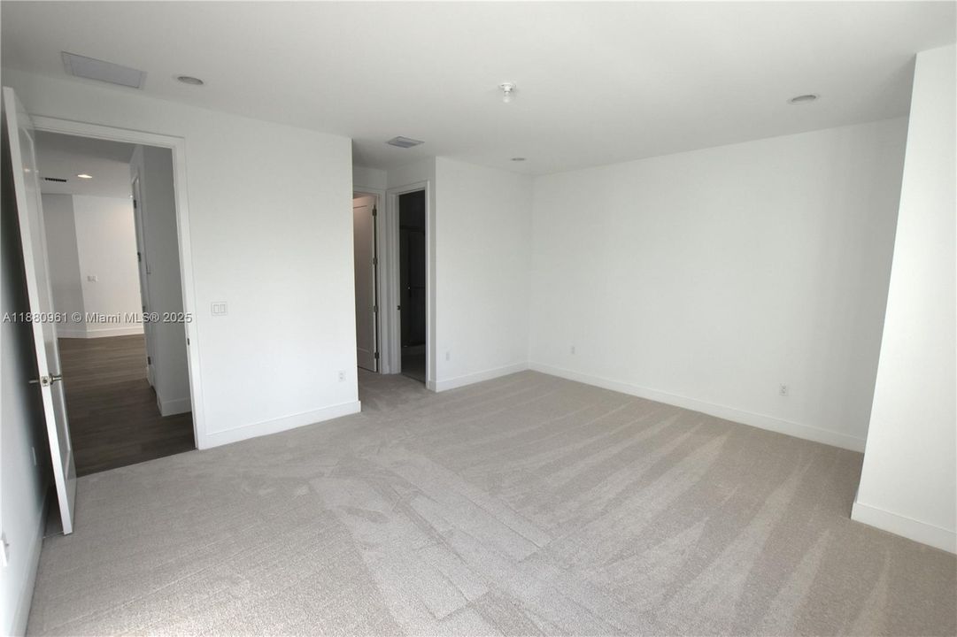 Recently Rented: $13,000 (5 beds, 7 baths, 4527 Square Feet)