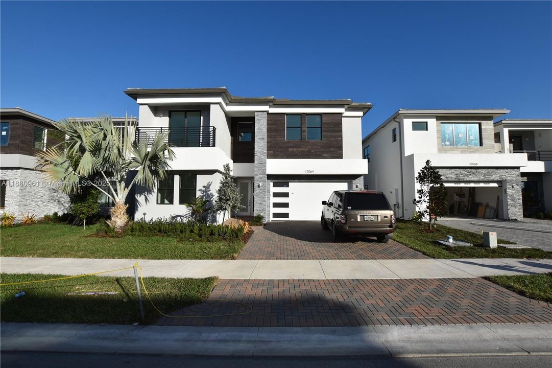 Recently Rented: $13,000 (5 beds, 7 baths, 4527 Square Feet)