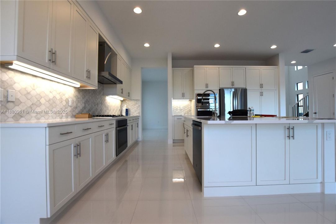 Recently Rented: $13,000 (5 beds, 7 baths, 4527 Square Feet)