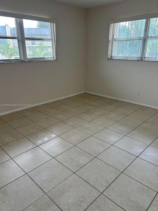 合同活跃: $1,900 (2 贝兹, 2 浴室, 949 平方英尺)