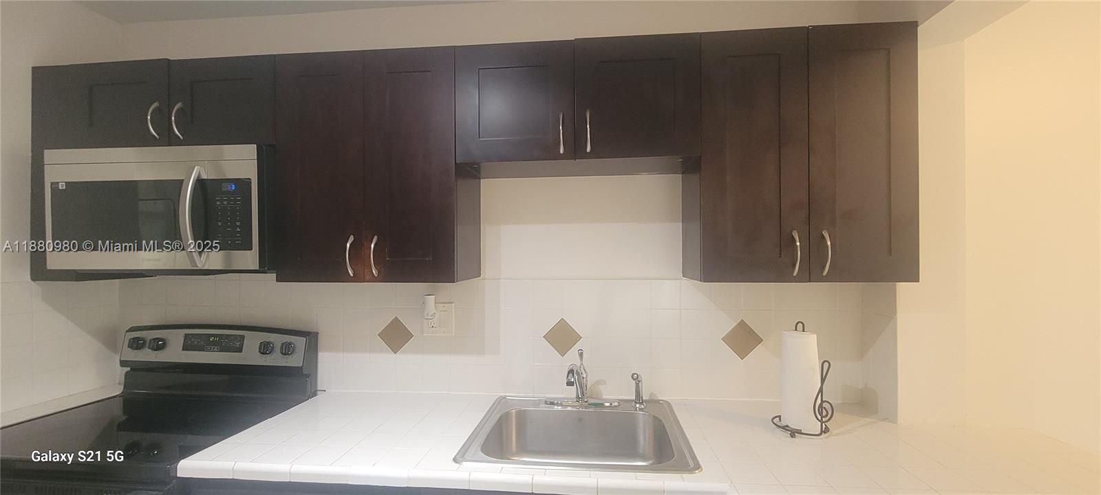 合同活跃: $1,900 (2 贝兹, 2 浴室, 949 平方英尺)