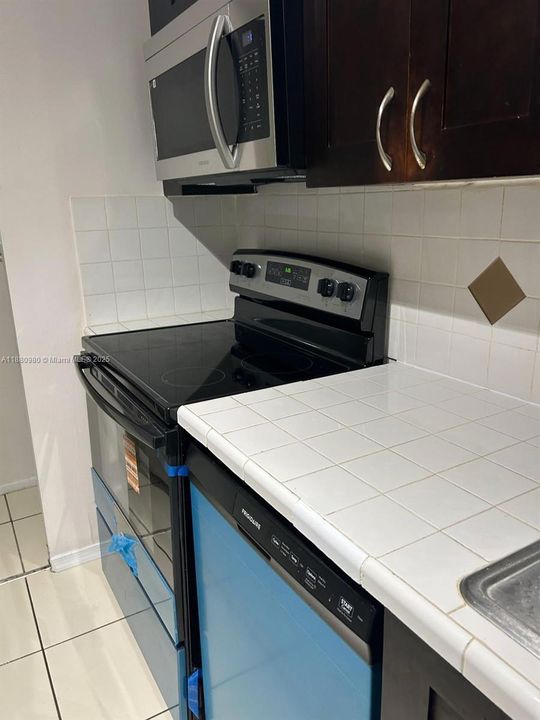 合同活跃: $1,900 (2 贝兹, 2 浴室, 949 平方英尺)