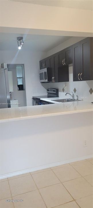 合同活跃: $1,900 (2 贝兹, 2 浴室, 949 平方英尺)