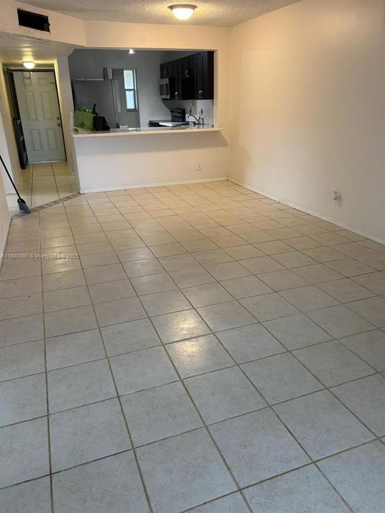 合同活跃: $1,900 (2 贝兹, 2 浴室, 949 平方英尺)