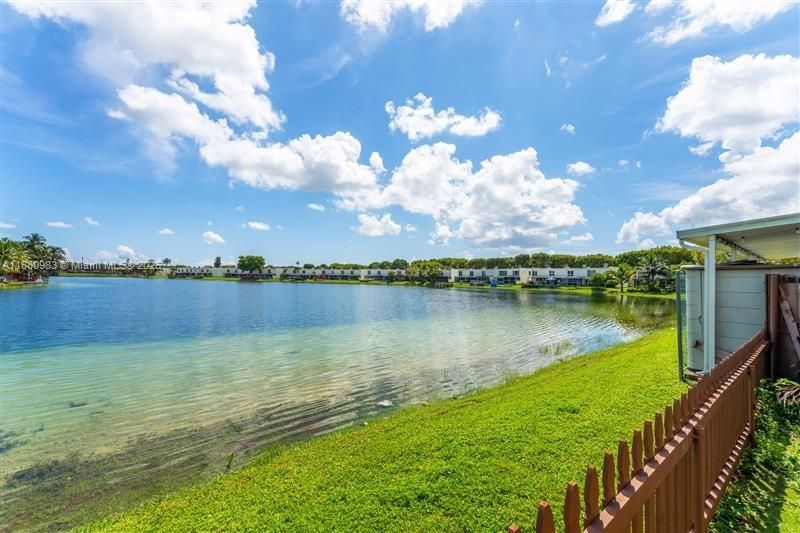 合同活跃: $250,000 (2 贝兹, 2 浴室, 845 平方英尺)