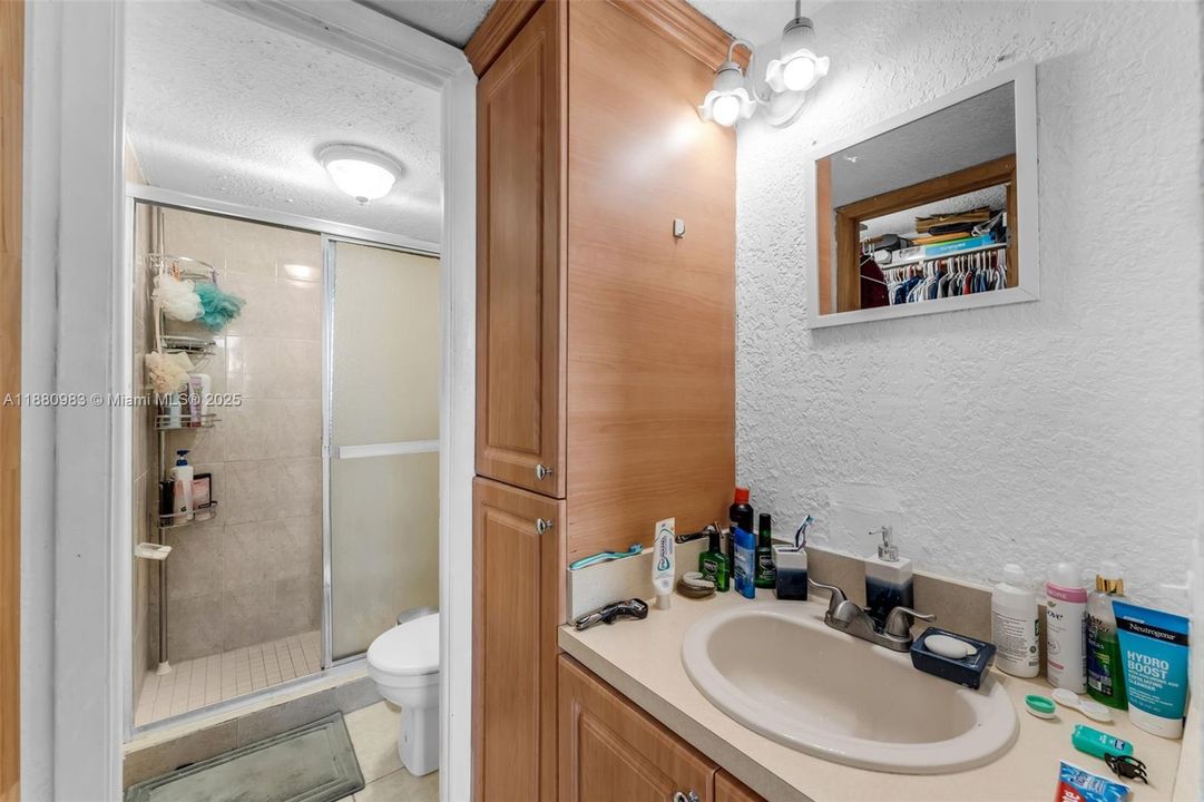 合同活跃: $250,000 (2 贝兹, 2 浴室, 845 平方英尺)