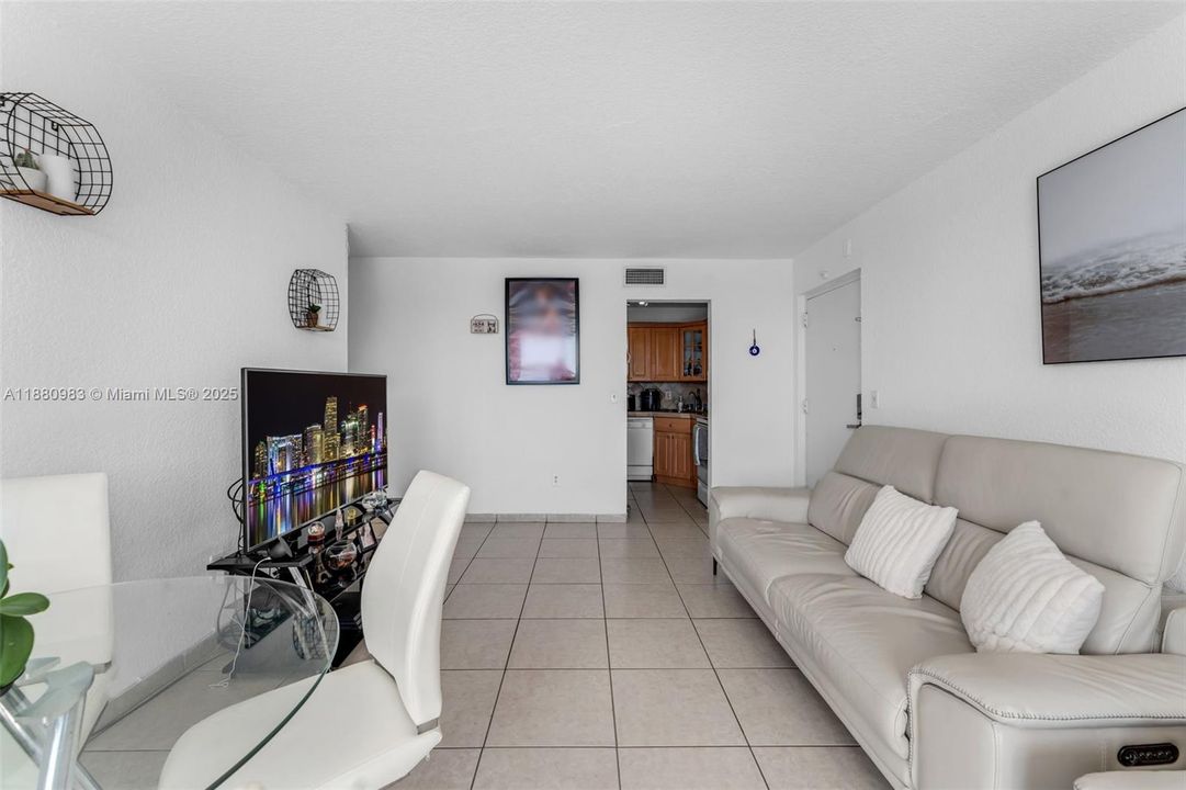 合同活跃: $250,000 (2 贝兹, 2 浴室, 845 平方英尺)