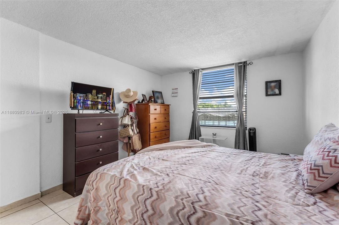 合同活跃: $250,000 (2 贝兹, 2 浴室, 845 平方英尺)