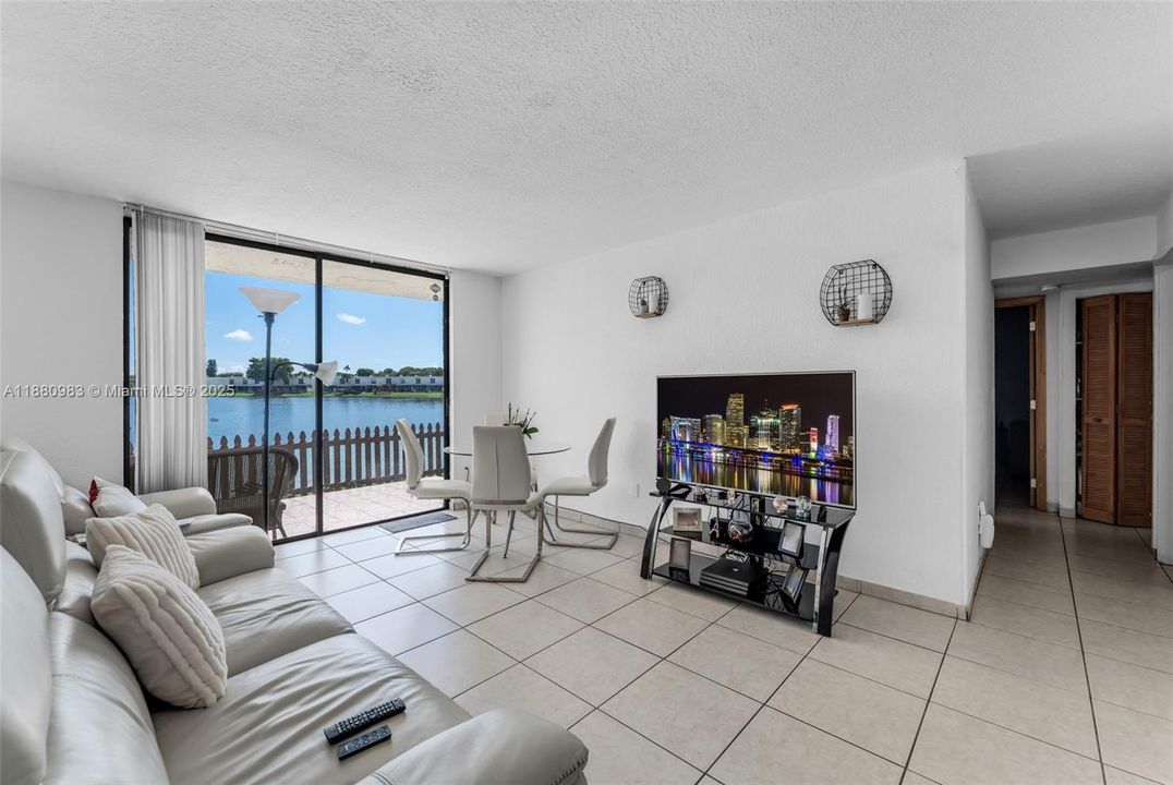 合同活跃: $250,000 (2 贝兹, 2 浴室, 845 平方英尺)