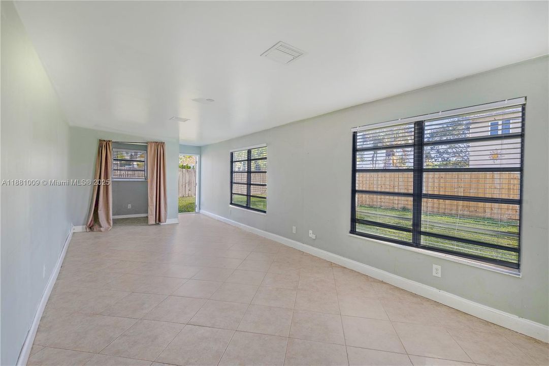 合同活跃: $515,000 (4 贝兹, 2 浴室, 1940 平方英尺)