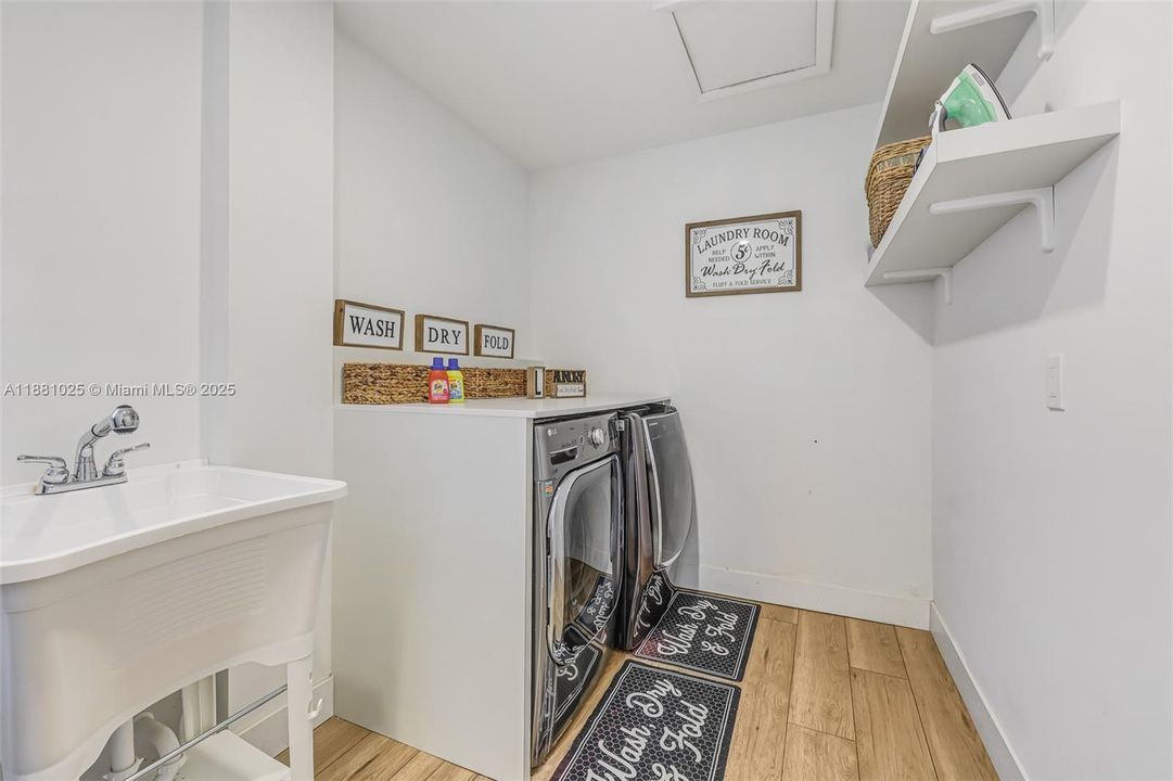 Active With Contract: $2,400,000 (11 beds, 9 baths, 6824 Square Feet)