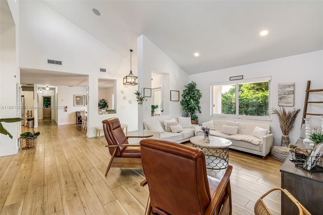 Active With Contract: $2,400,000 (11 beds, 9 baths, 6824 Square Feet)