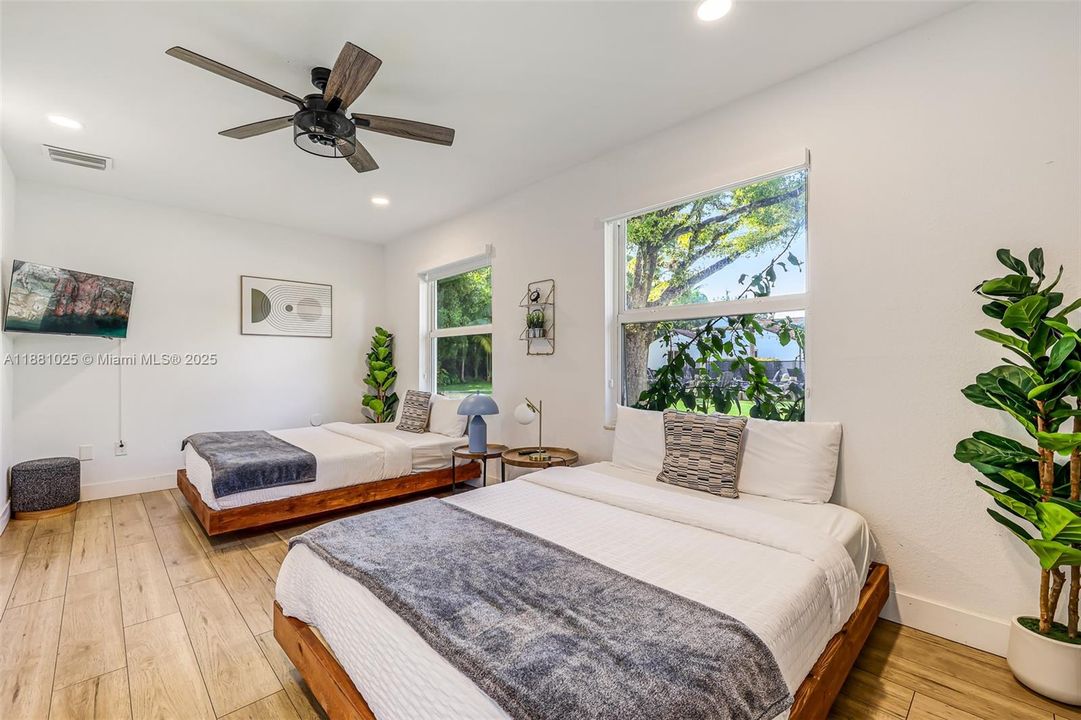 Active With Contract: $2,400,000 (11 beds, 9 baths, 6824 Square Feet)