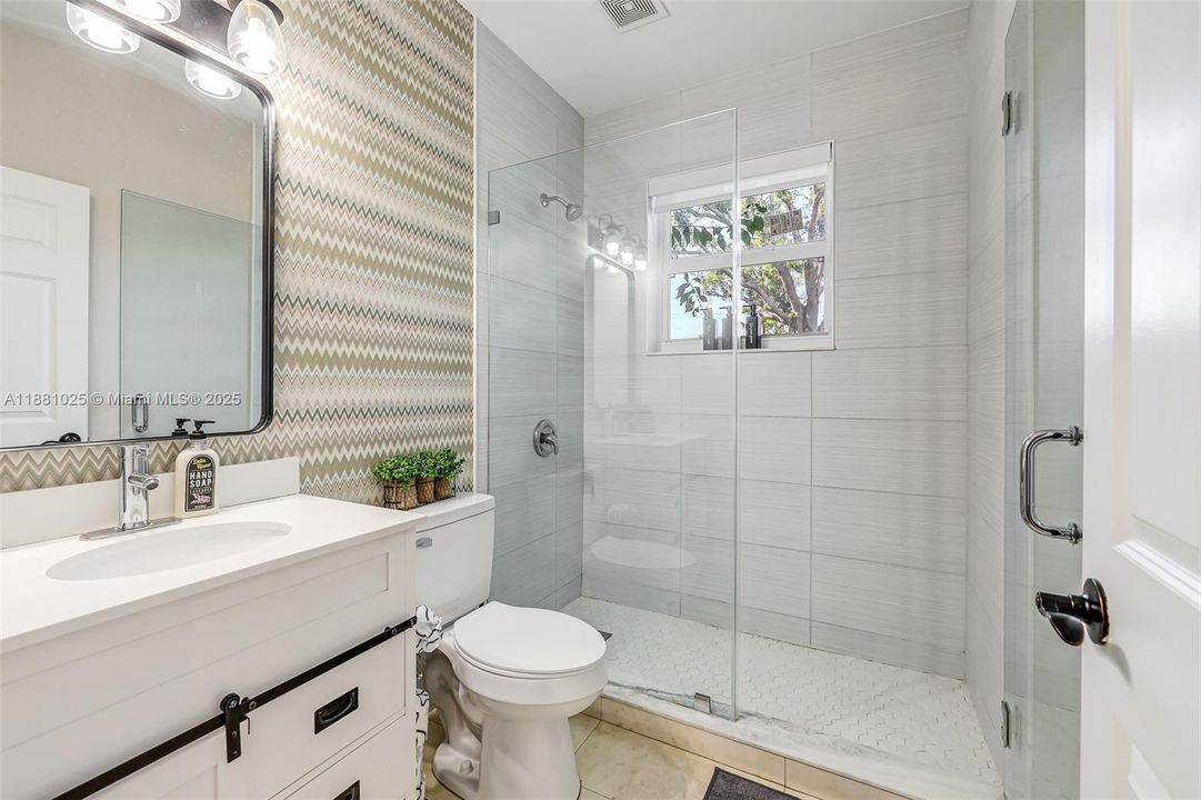 Active With Contract: $2,400,000 (11 beds, 9 baths, 6824 Square Feet)