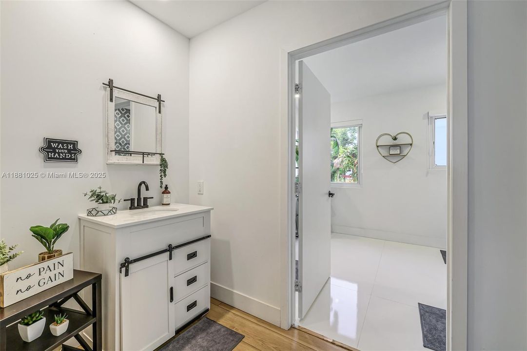 Active With Contract: $2,400,000 (11 beds, 9 baths, 6824 Square Feet)