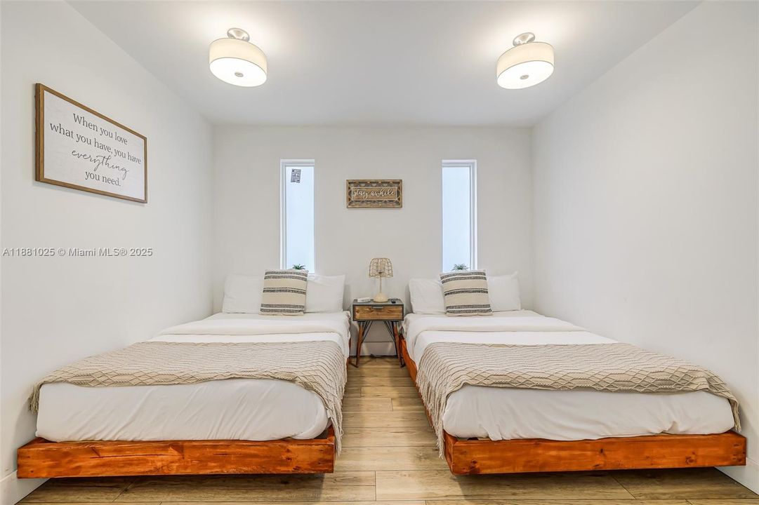 Active With Contract: $2,400,000 (11 beds, 9 baths, 6824 Square Feet)