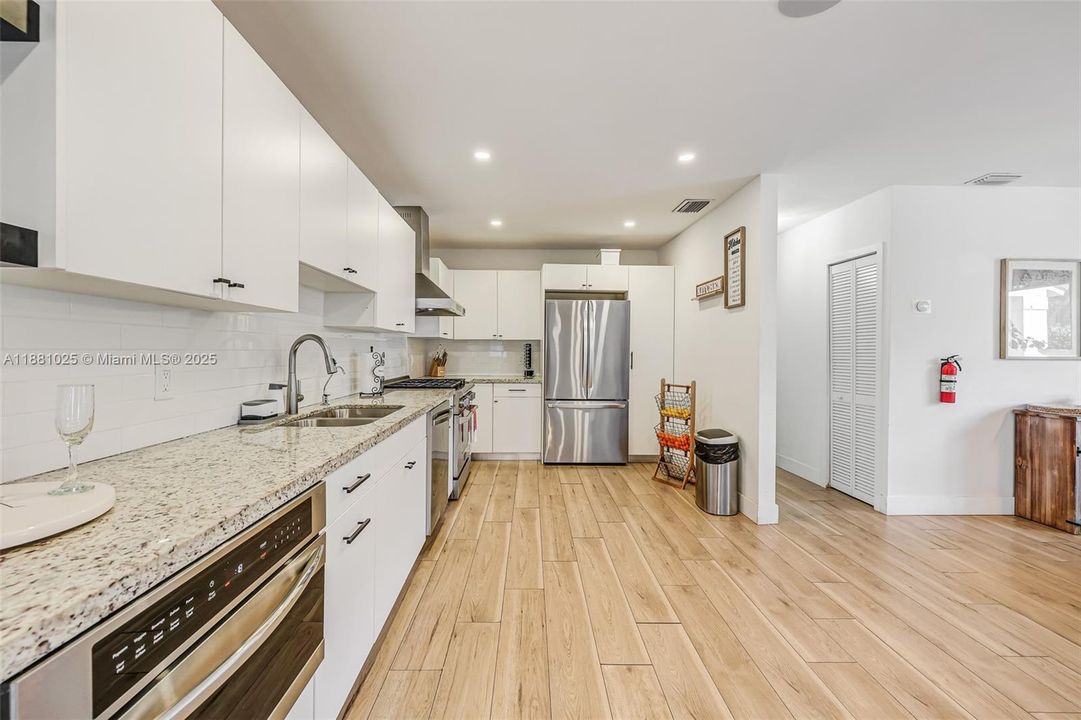 Active With Contract: $2,400,000 (11 beds, 9 baths, 6824 Square Feet)