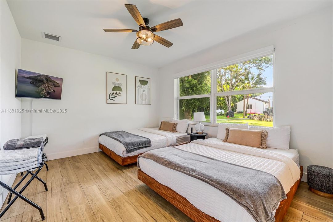 Active With Contract: $2,400,000 (11 beds, 9 baths, 6824 Square Feet)