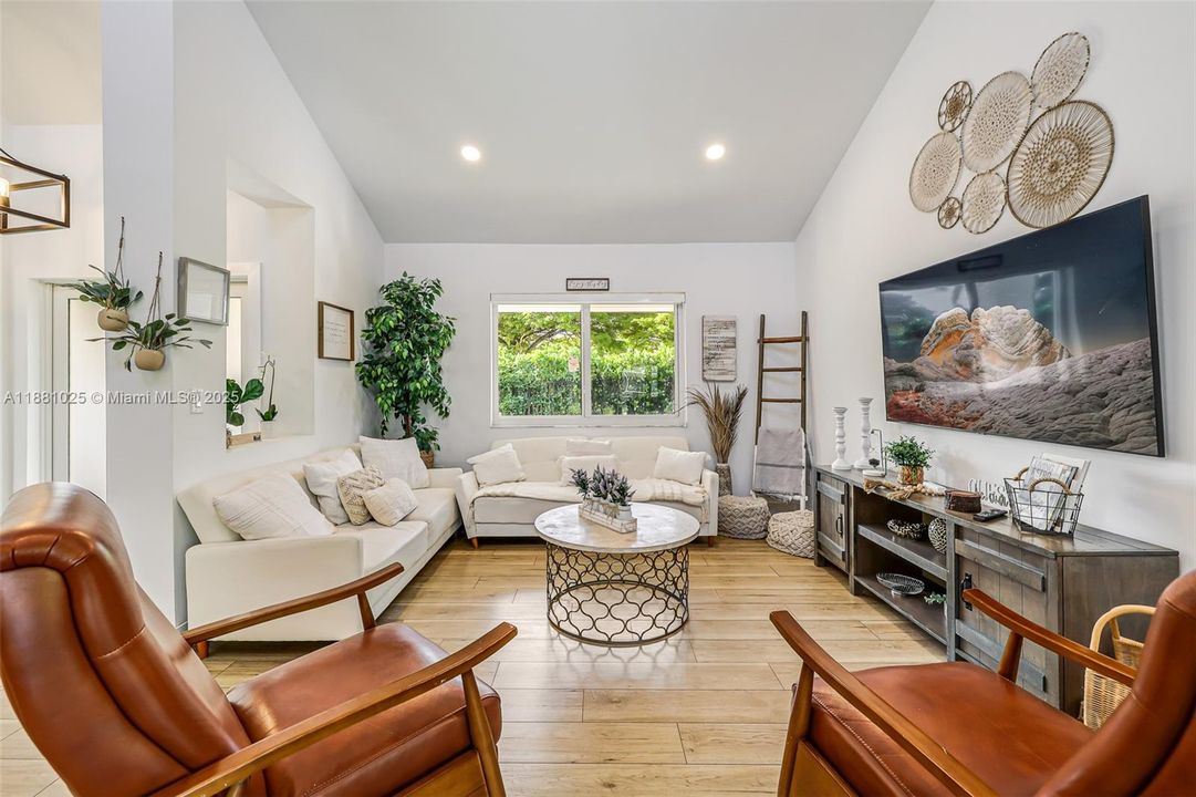 Active With Contract: $2,400,000 (11 beds, 9 baths, 6824 Square Feet)