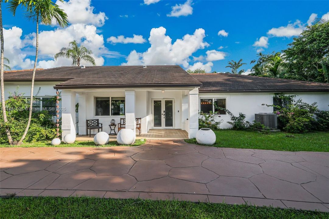 Active With Contract: $2,400,000 (11 beds, 9 baths, 6824 Square Feet)