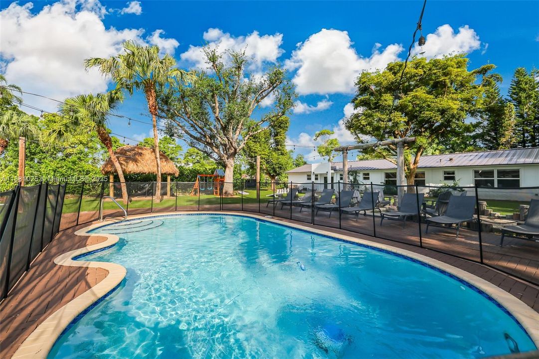 Active With Contract: $2,400,000 (11 beds, 9 baths, 6824 Square Feet)