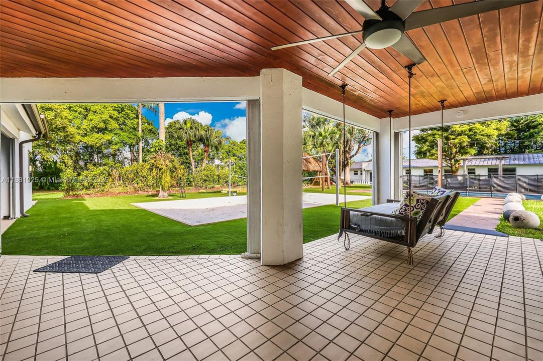 Active With Contract: $2,400,000 (11 beds, 9 baths, 6824 Square Feet)