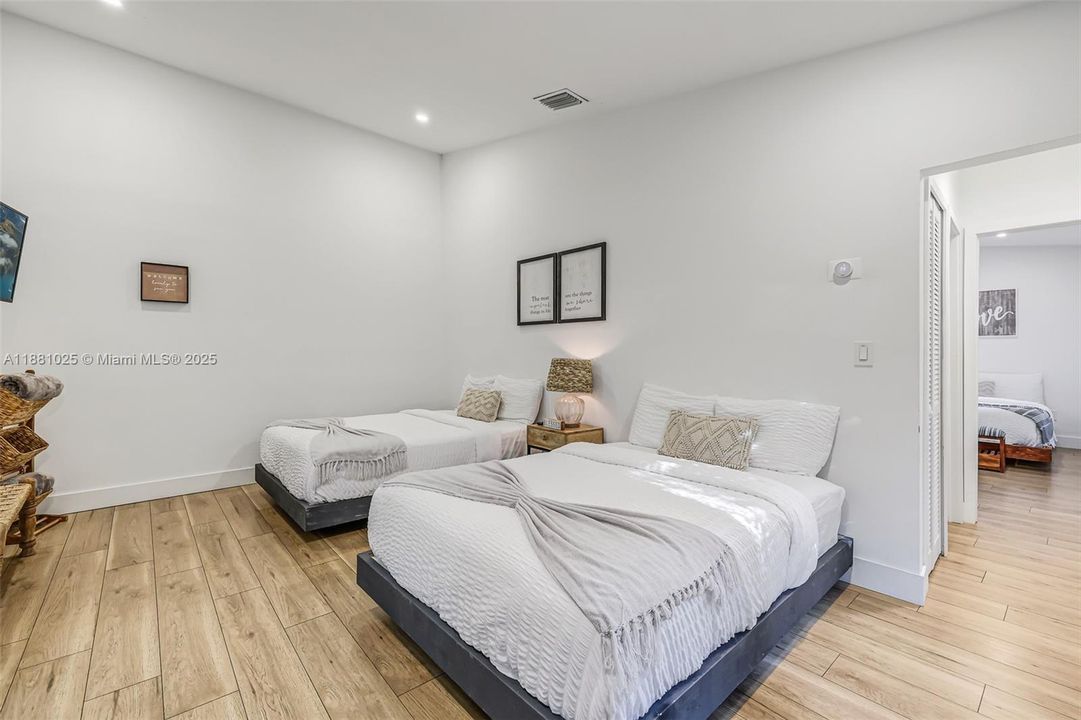 Active With Contract: $2,400,000 (11 beds, 9 baths, 6824 Square Feet)