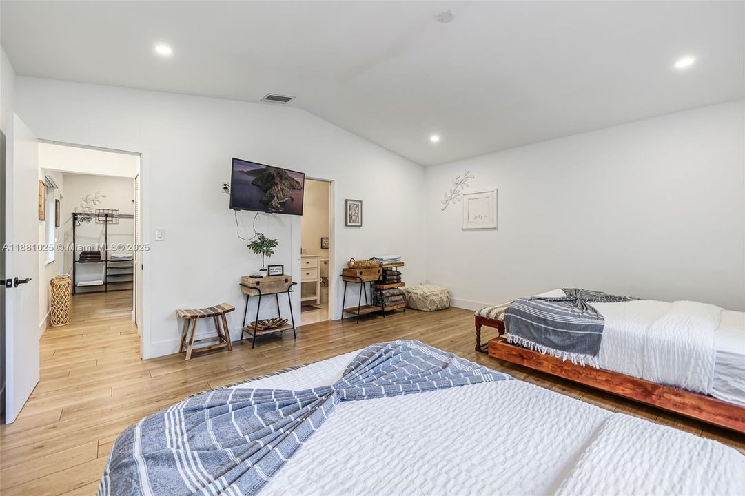 Active With Contract: $2,400,000 (11 beds, 9 baths, 6824 Square Feet)