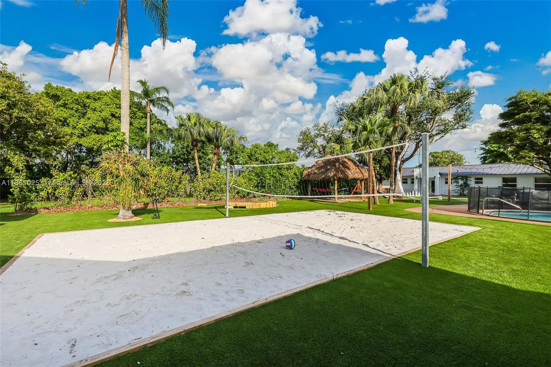 Active With Contract: $2,400,000 (11 beds, 9 baths, 6824 Square Feet)