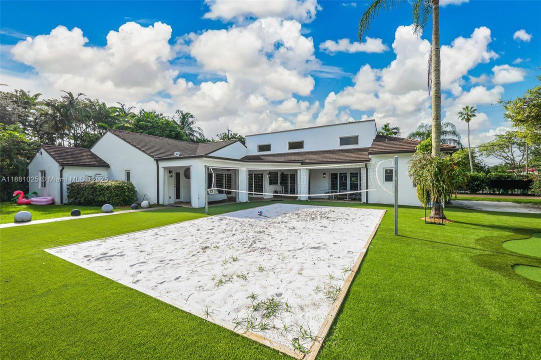 Active With Contract: $2,400,000 (11 beds, 9 baths, 6824 Square Feet)