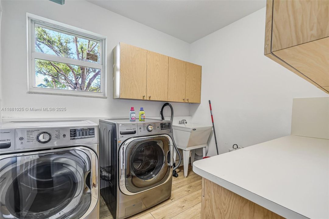 Active With Contract: $2,400,000 (11 beds, 9 baths, 6824 Square Feet)