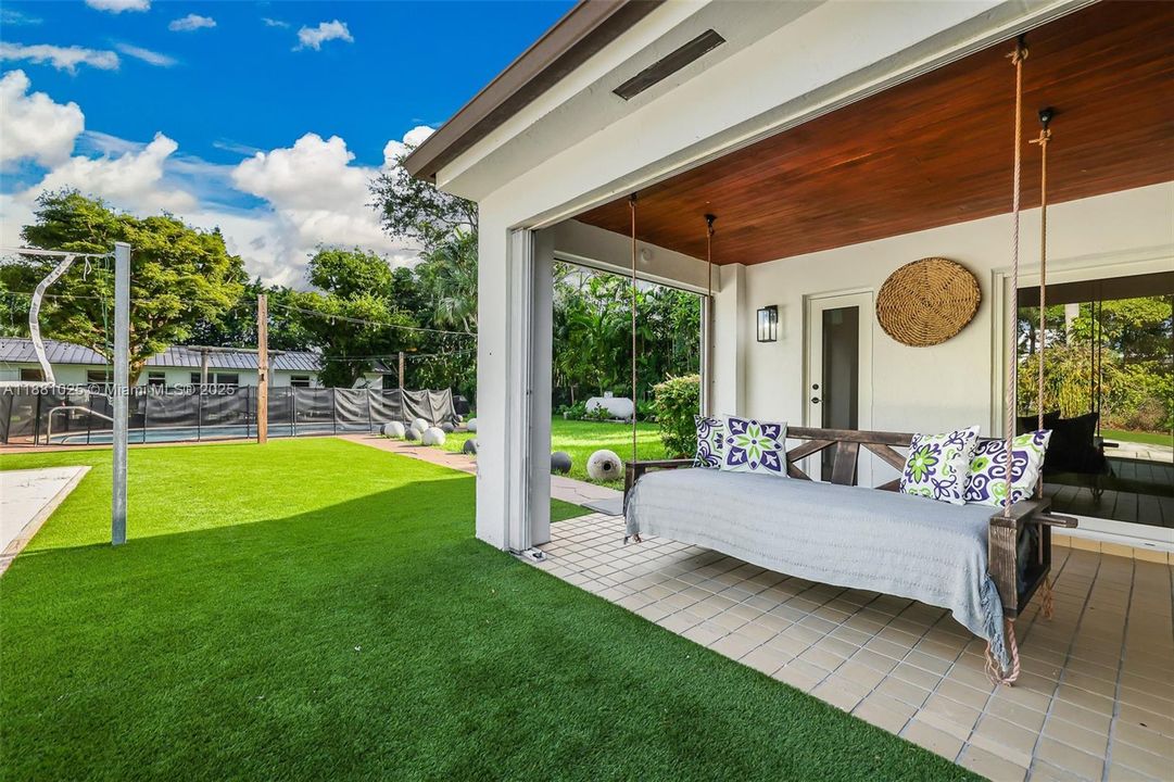 Active With Contract: $2,400,000 (11 beds, 9 baths, 6824 Square Feet)