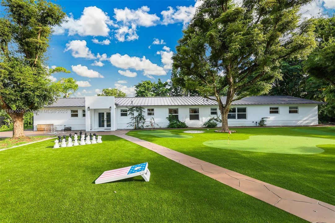 Active With Contract: $2,400,000 (11 beds, 9 baths, 6824 Square Feet)