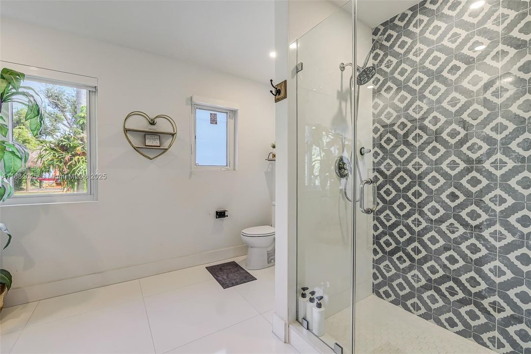 Active With Contract: $2,400,000 (11 beds, 9 baths, 6824 Square Feet)